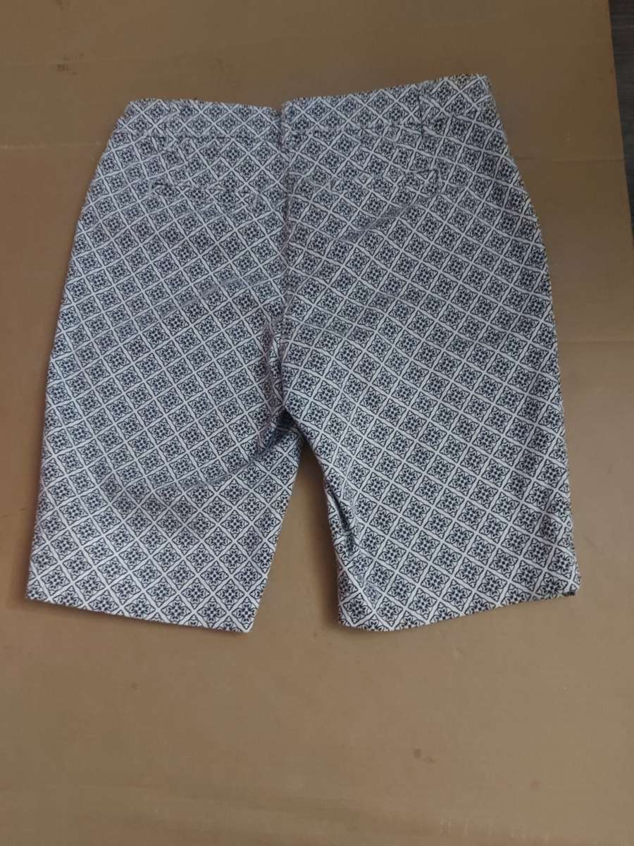 Jones New York Stretch Signature Bermuda Short Size 4P Black