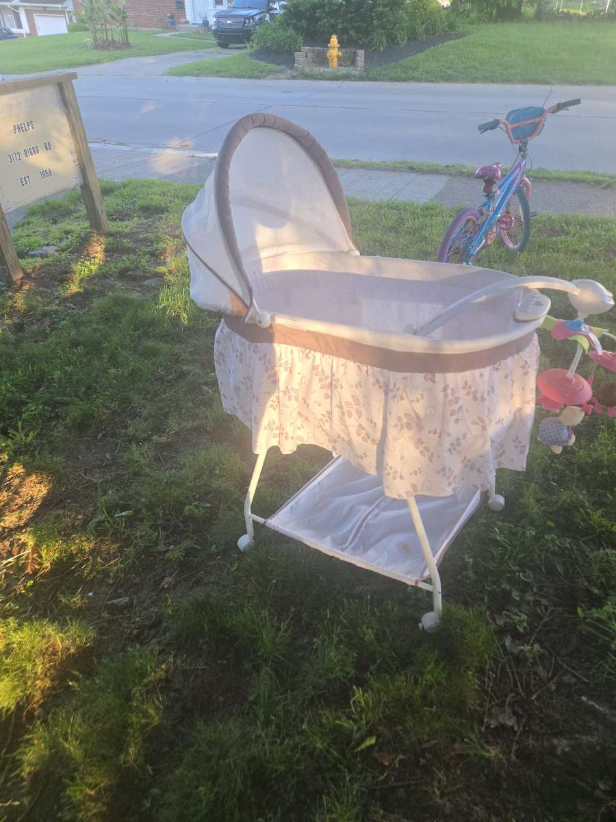 Delta Children 25021138 Sweet Beginnings Bassinet  Falling L