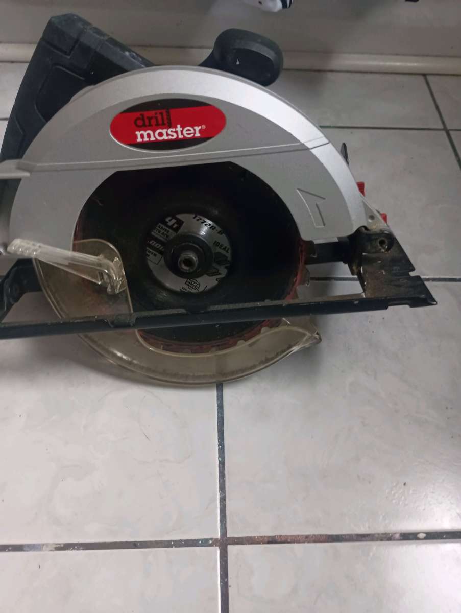 DRILL MASTER 10 Amp 714 in Circular Saw