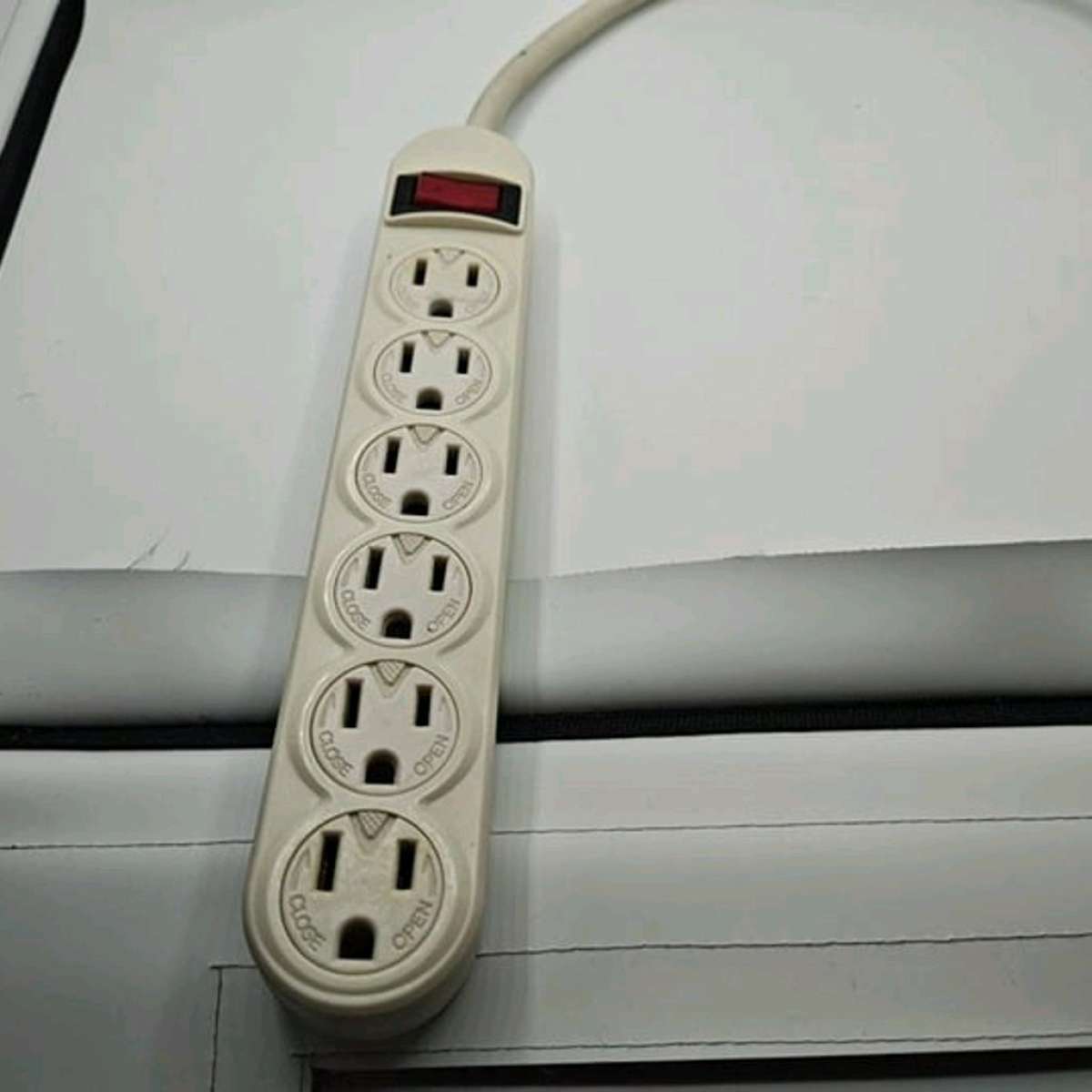 Belkin 6Outlet Power Strip with fivefoot cord White