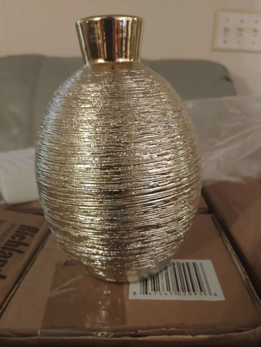 gold vases