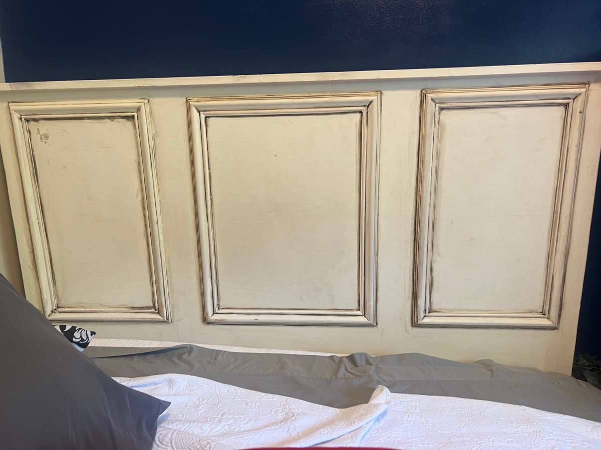 Distressed queen bed set