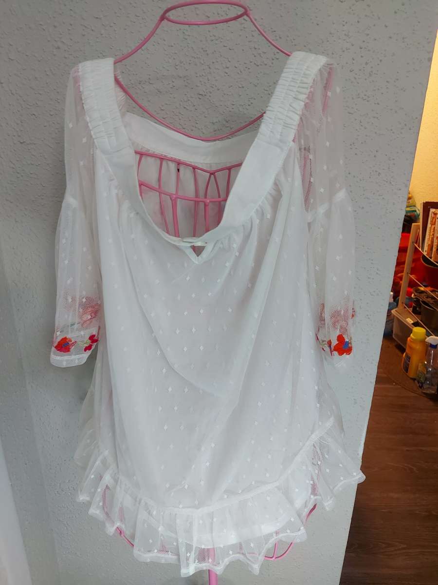 Umgee Floral Embroidered Peasant Top