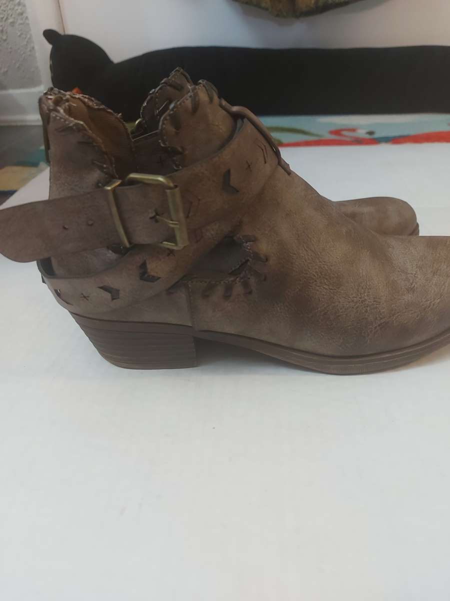 Rampage Criss Cross Strap Ankle Zip  Booties Size 7
