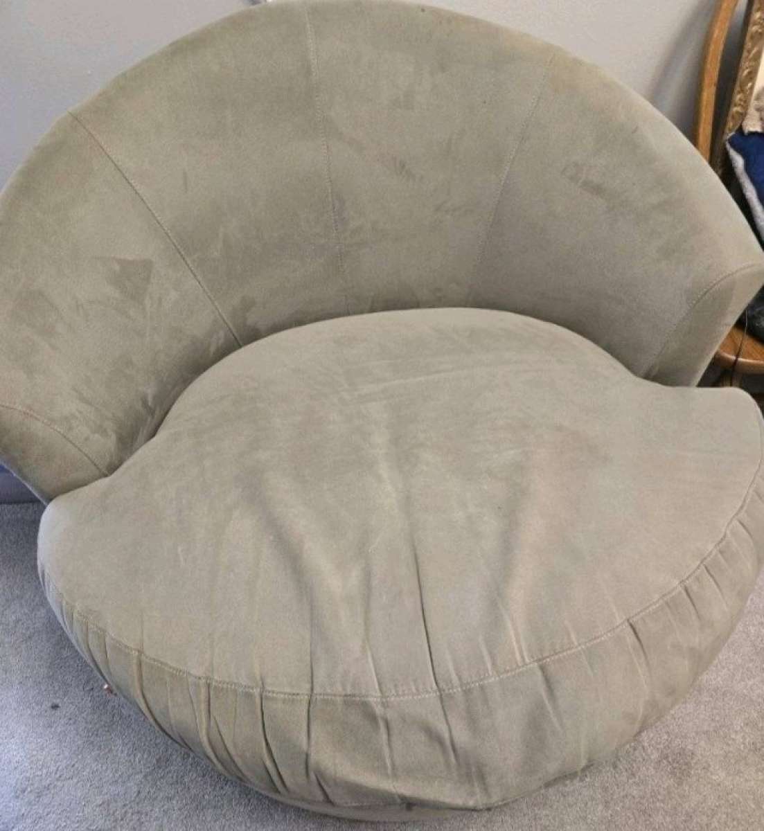 round swivle living room chair