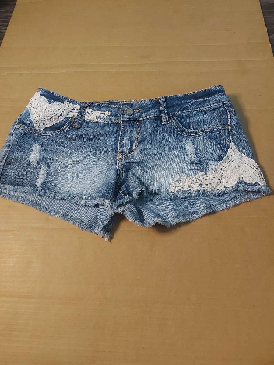 Hot Kiss Cici Embroidered Heart Short Size 7