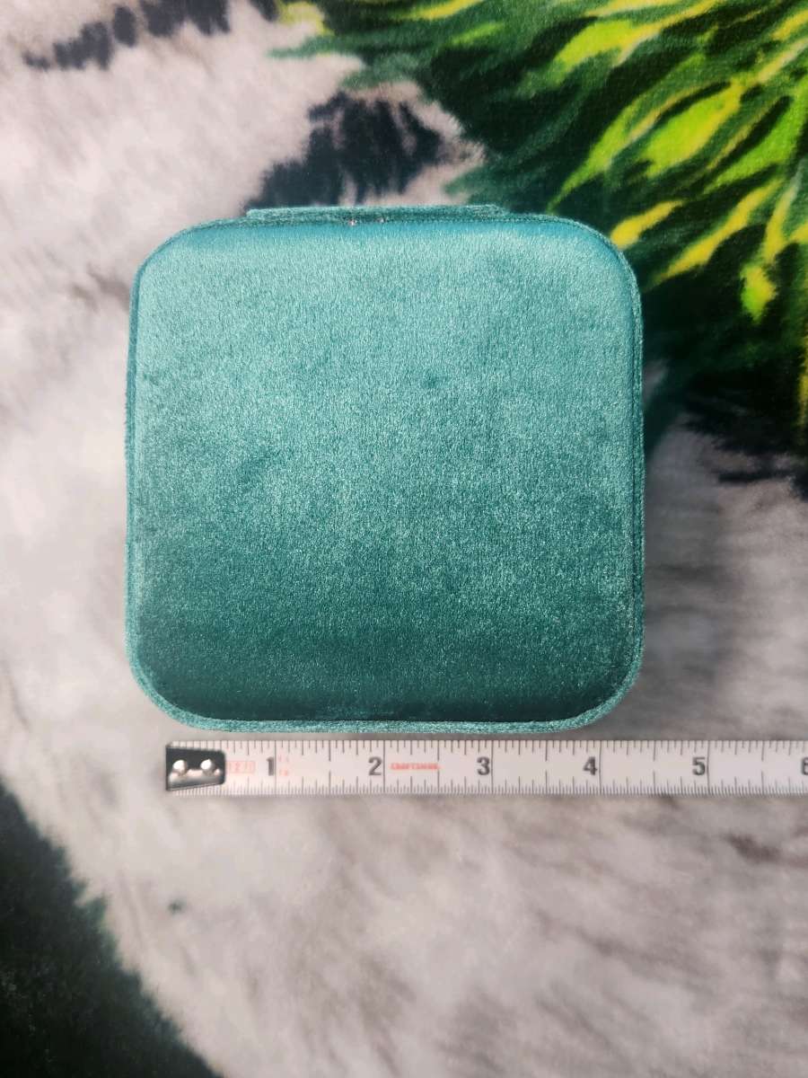 GREEN VELVET JEWELRY ACCESSORIES BOX