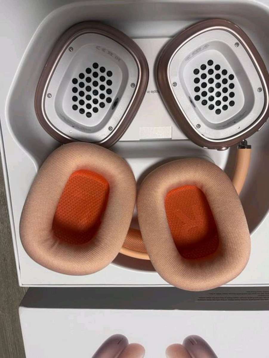 Apple airpod max orange