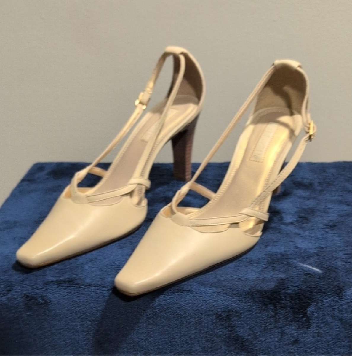 Elegant Cream Womens Heels size 10 medium
