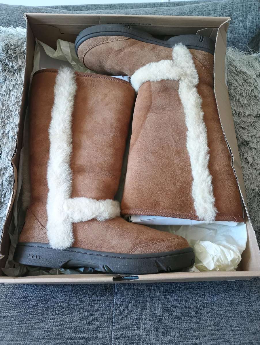 UGG Australia Brown Sunburst Suede Boots Size 8 womens