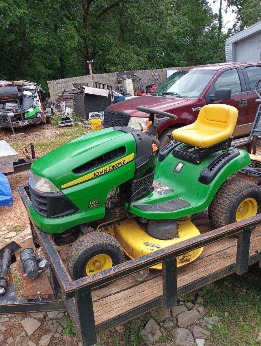 John Deere lawn tractor