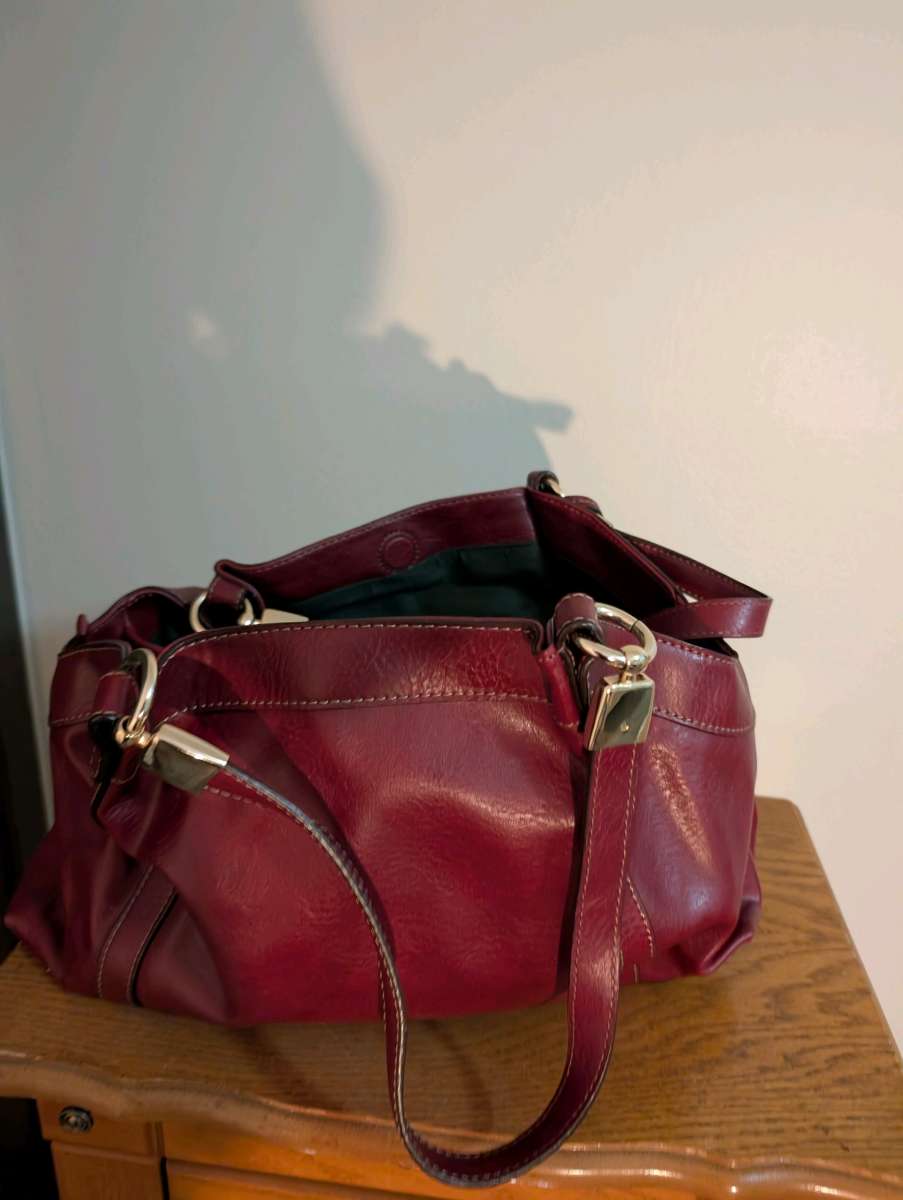 Elegant Burgundy Leather Handbag