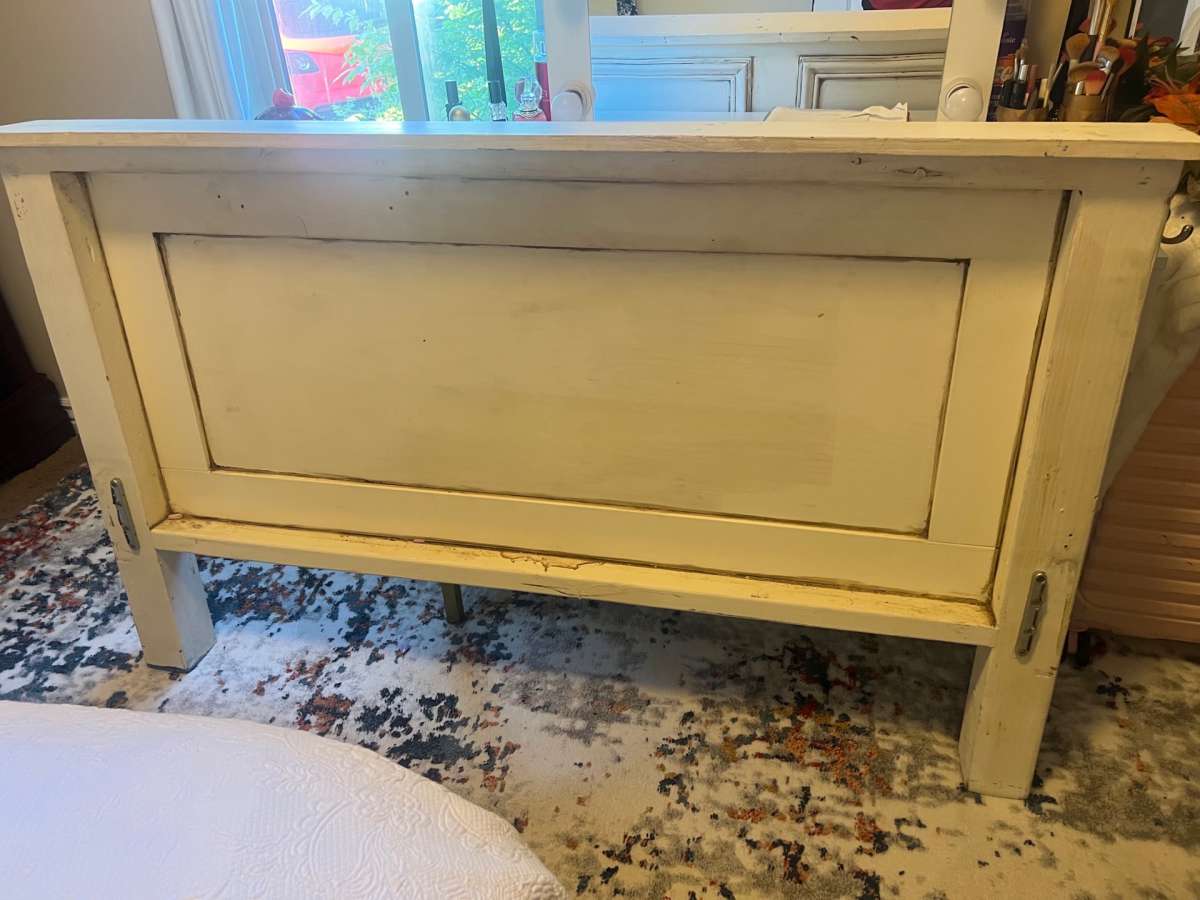 Distressed queen bed set