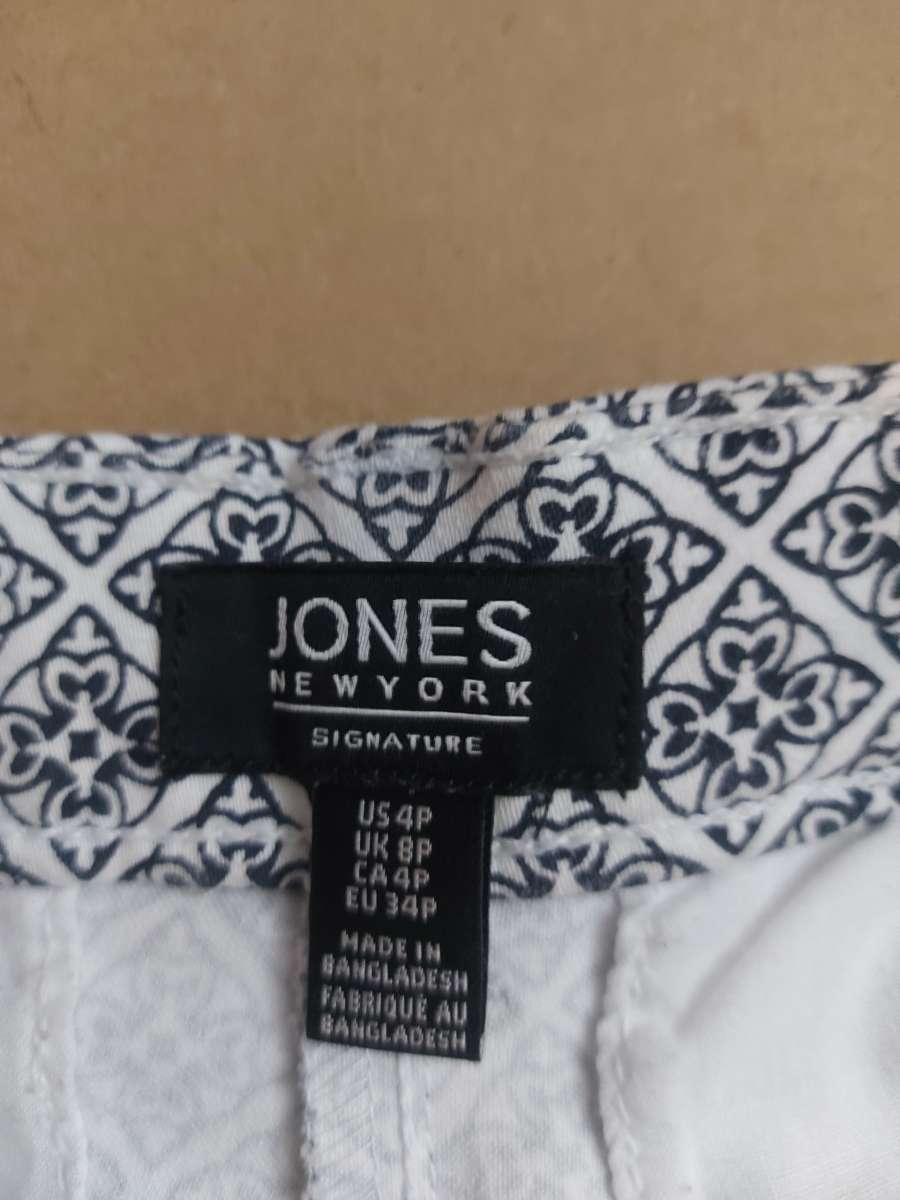 Jones New York Stretch Signature Bermuda Short Size 4P Black