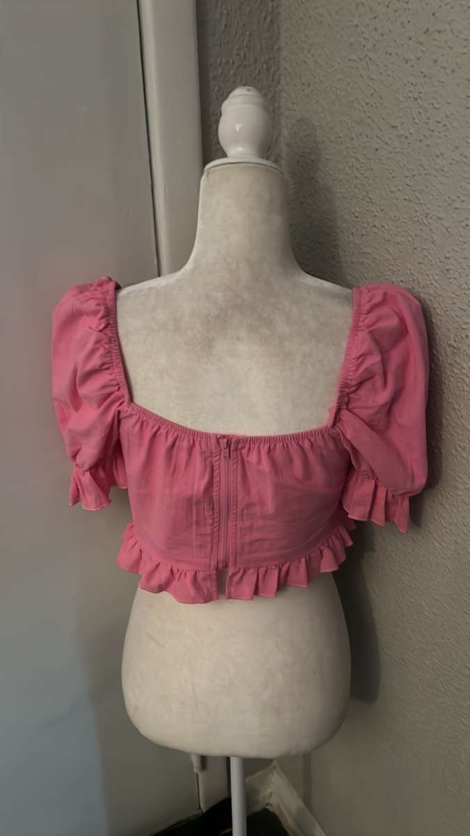 SHEIN Sweetheart Cut Out Tie Front Ruffle Trim Crop Top Barb