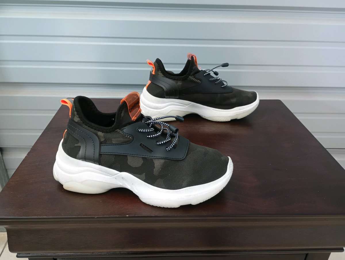 Bebe Sport Keyra Camo lace up Sneaker Size 8