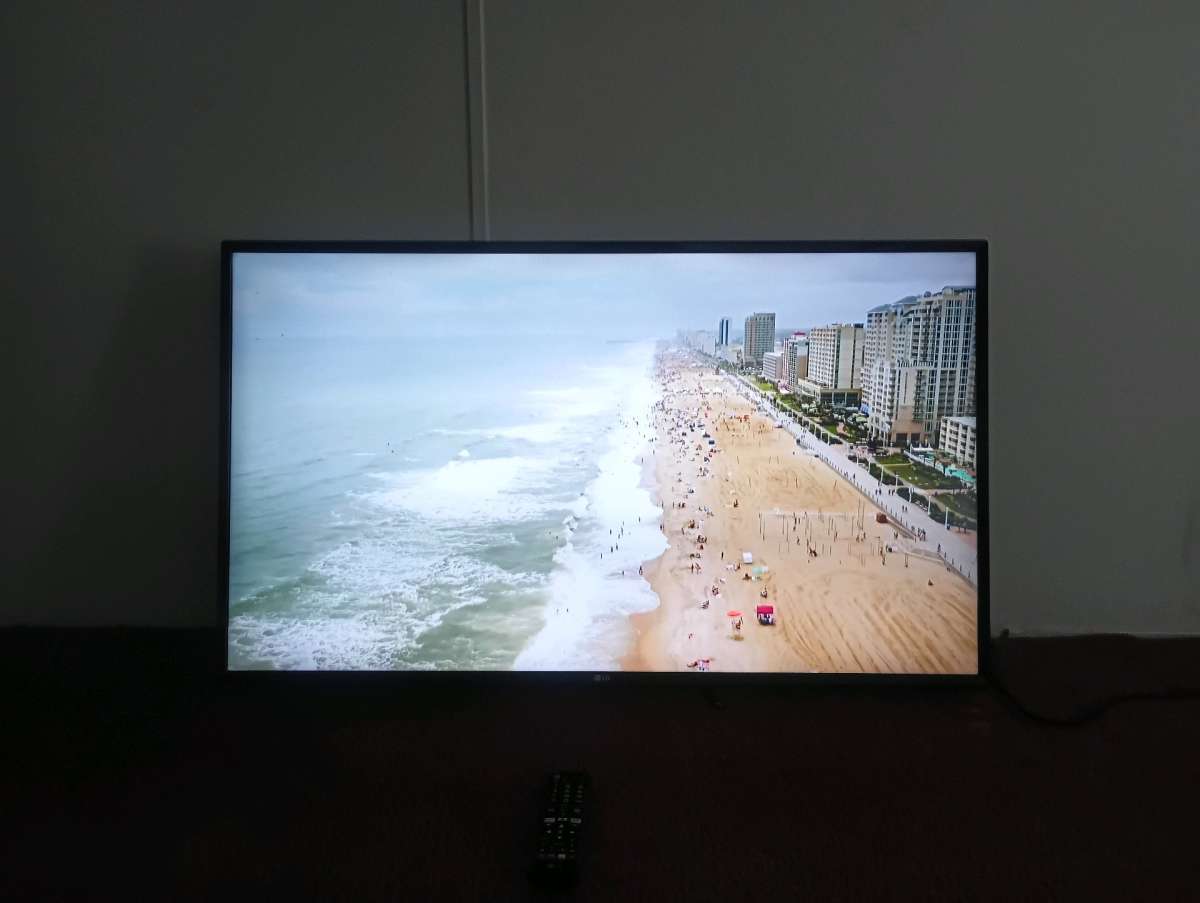 LG  43 Smart Tv  Model 43LM5700PUA