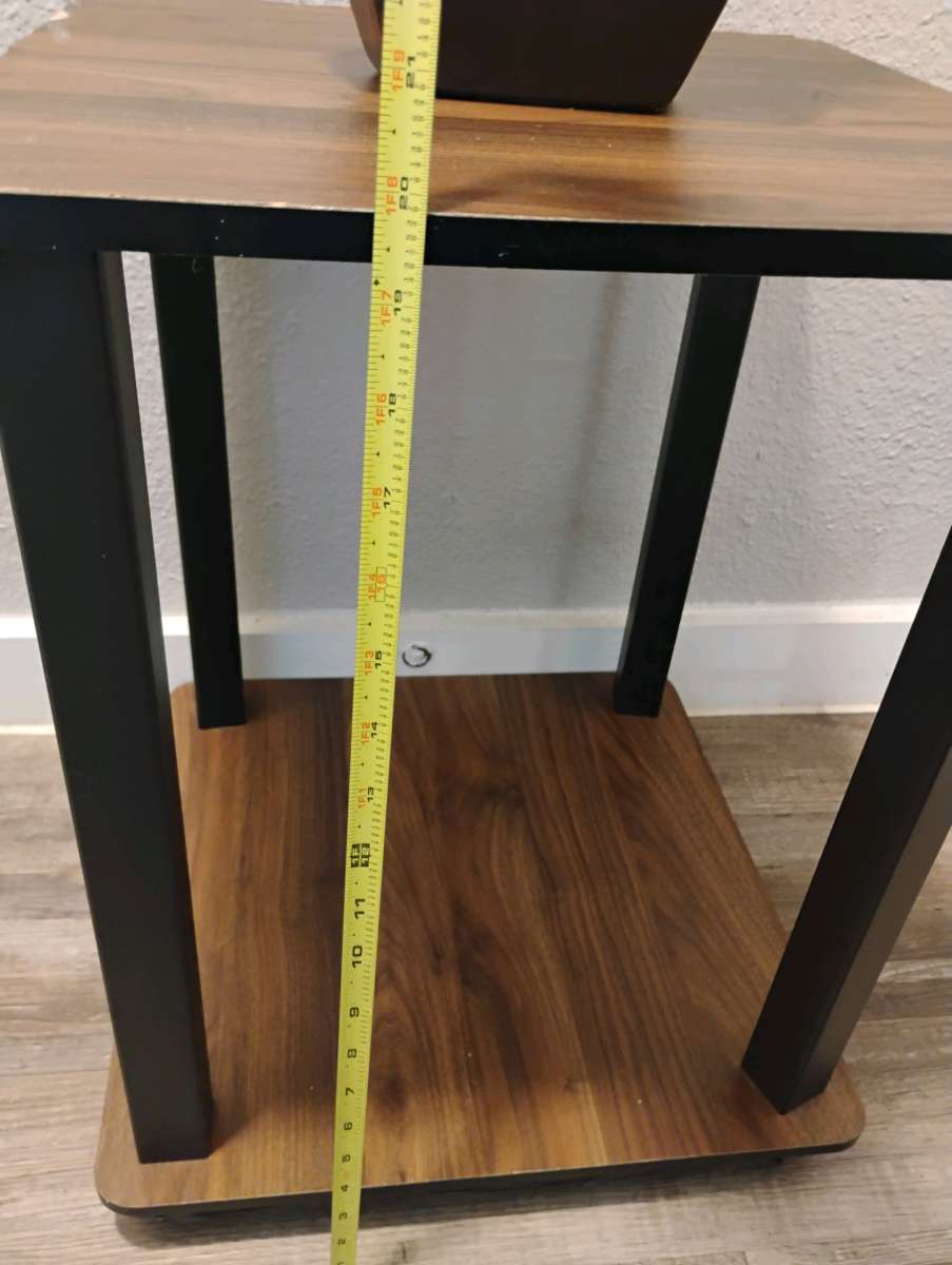 mesita con jarron decorativo