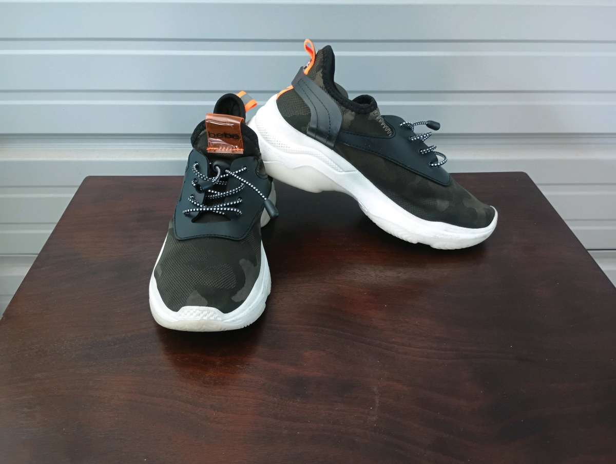 Bebe Sport Keyra Camo lace up Sneaker Size 8