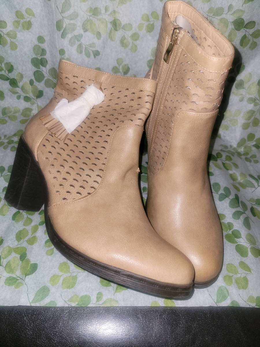 TAN BOOTS