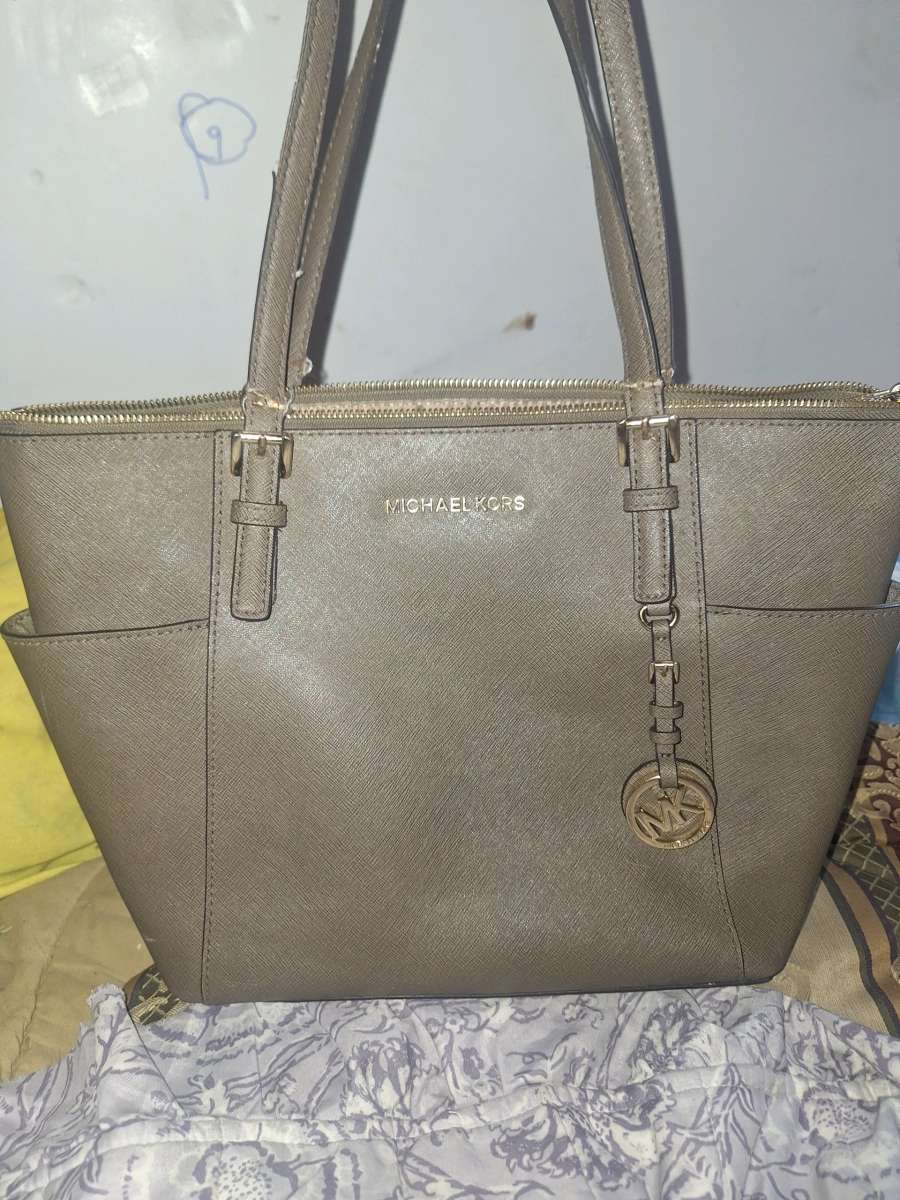 Michael Kors Jet Set Leather Shoulder Bag