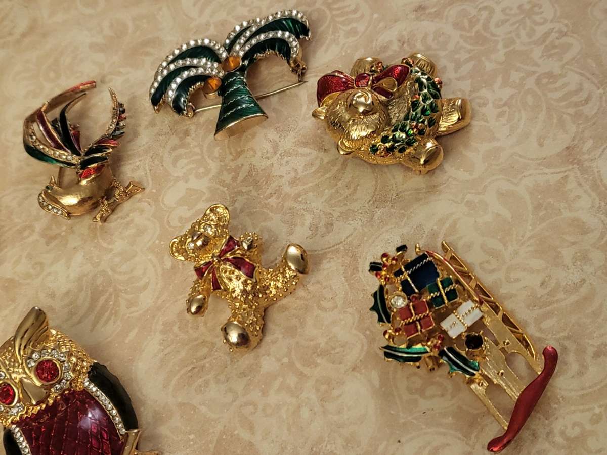 COLLECTION  OF HOLIDAY  BROOCHES