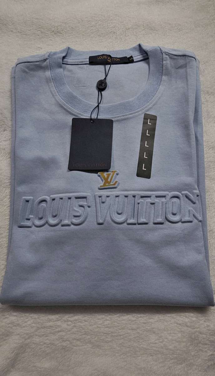luis vuiton Hermosa playera de tela fria adaptable al cuerpo