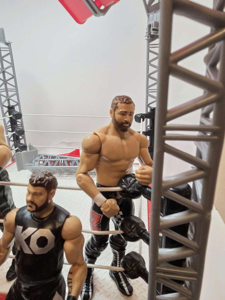 WWE Create Your Own Ring Playset  6 Superstar Figures