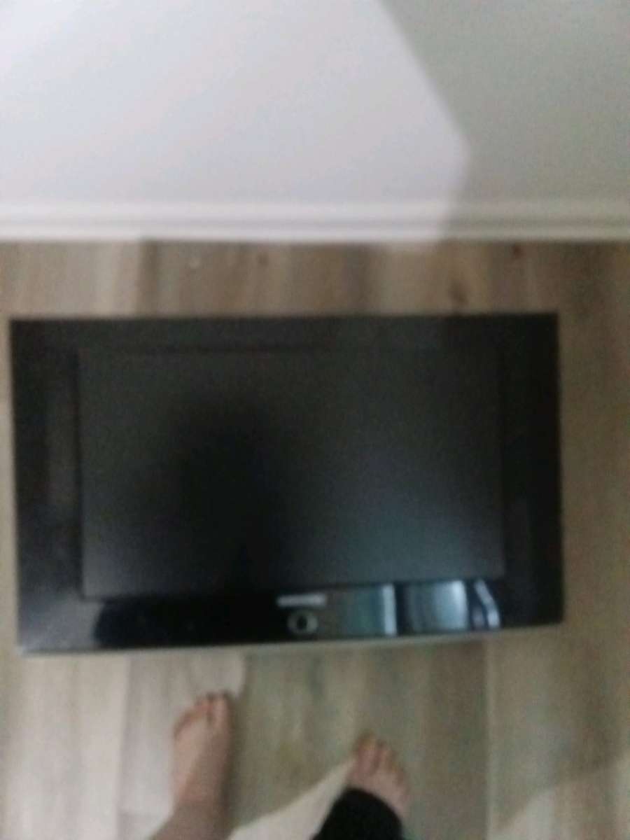 26in Samsung TV with wall brackets no remote  model lnt2642h