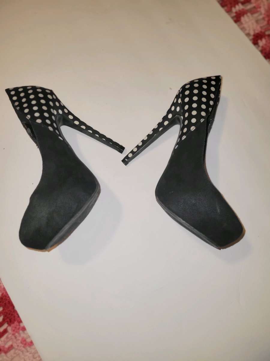 Kardashian ladies high heels