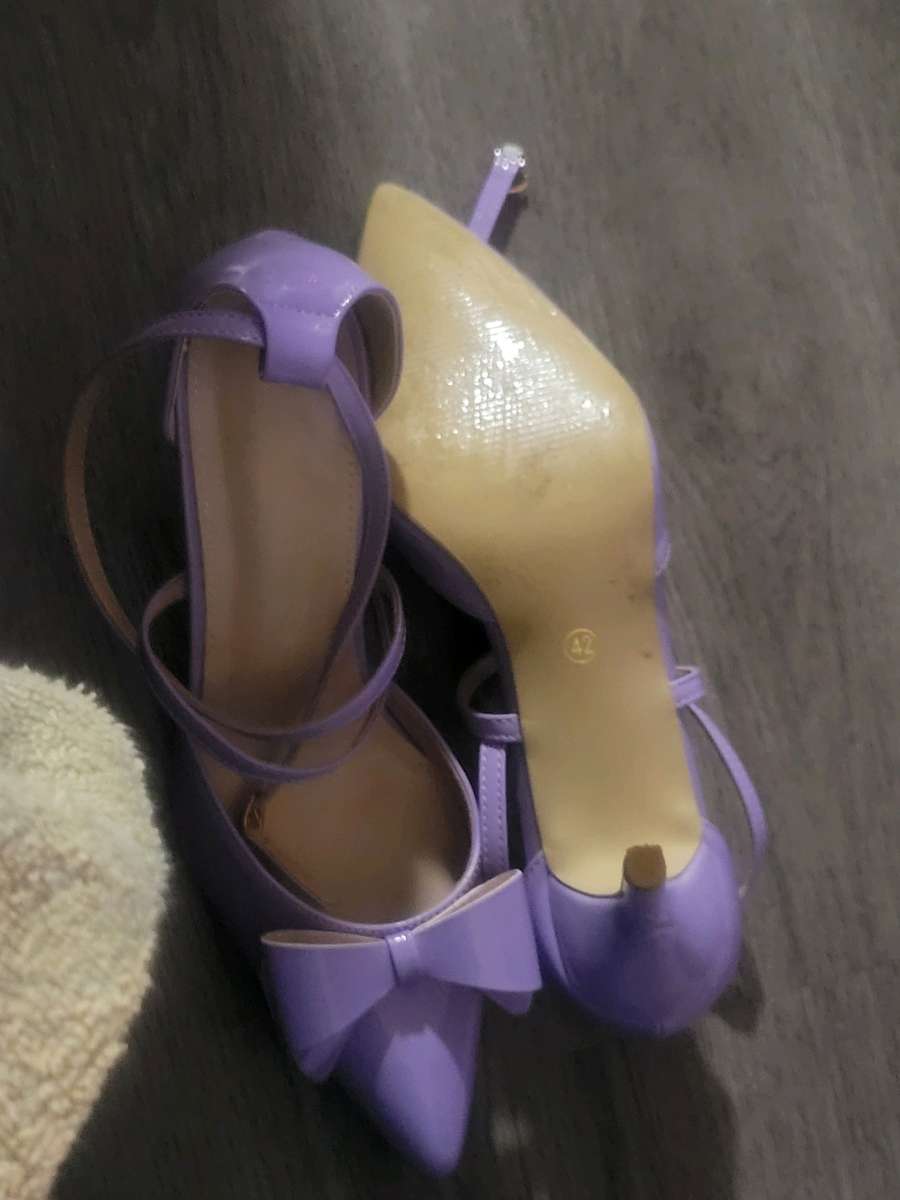 Lavender pointed to shoe