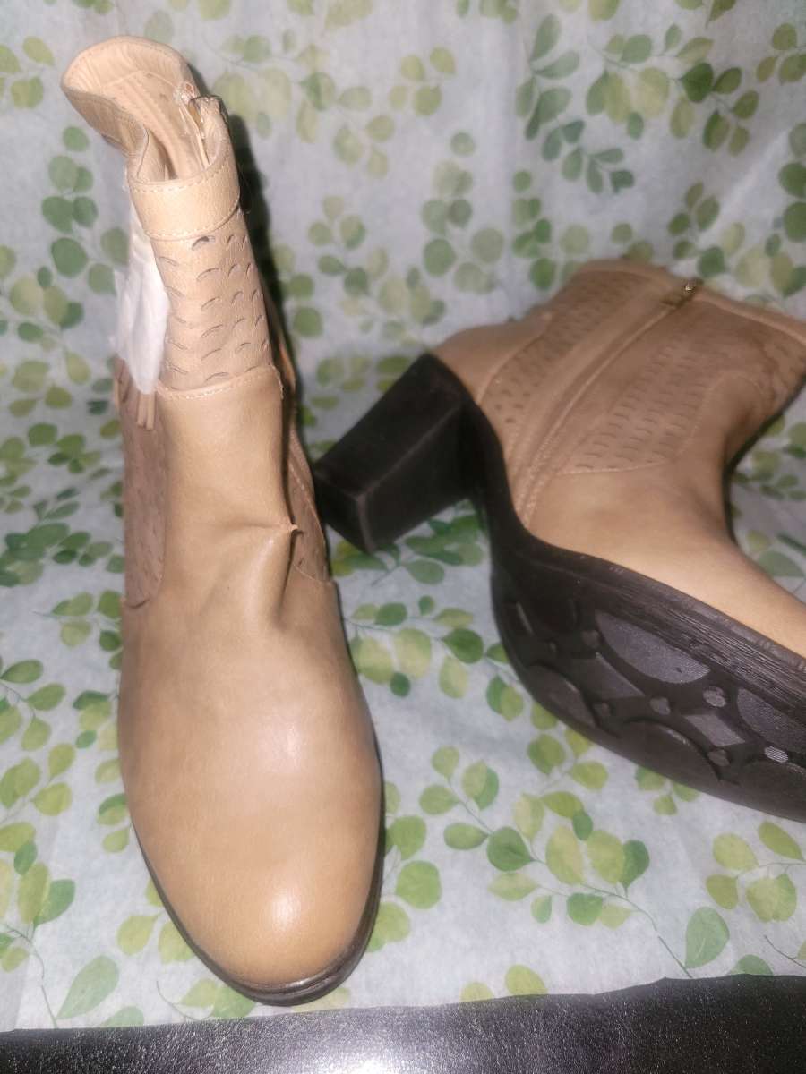 TAN BOOTS
