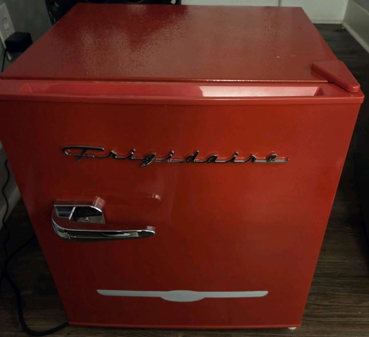 Frigidaire Retro Mini Fridge  16 Cu Ft  Red