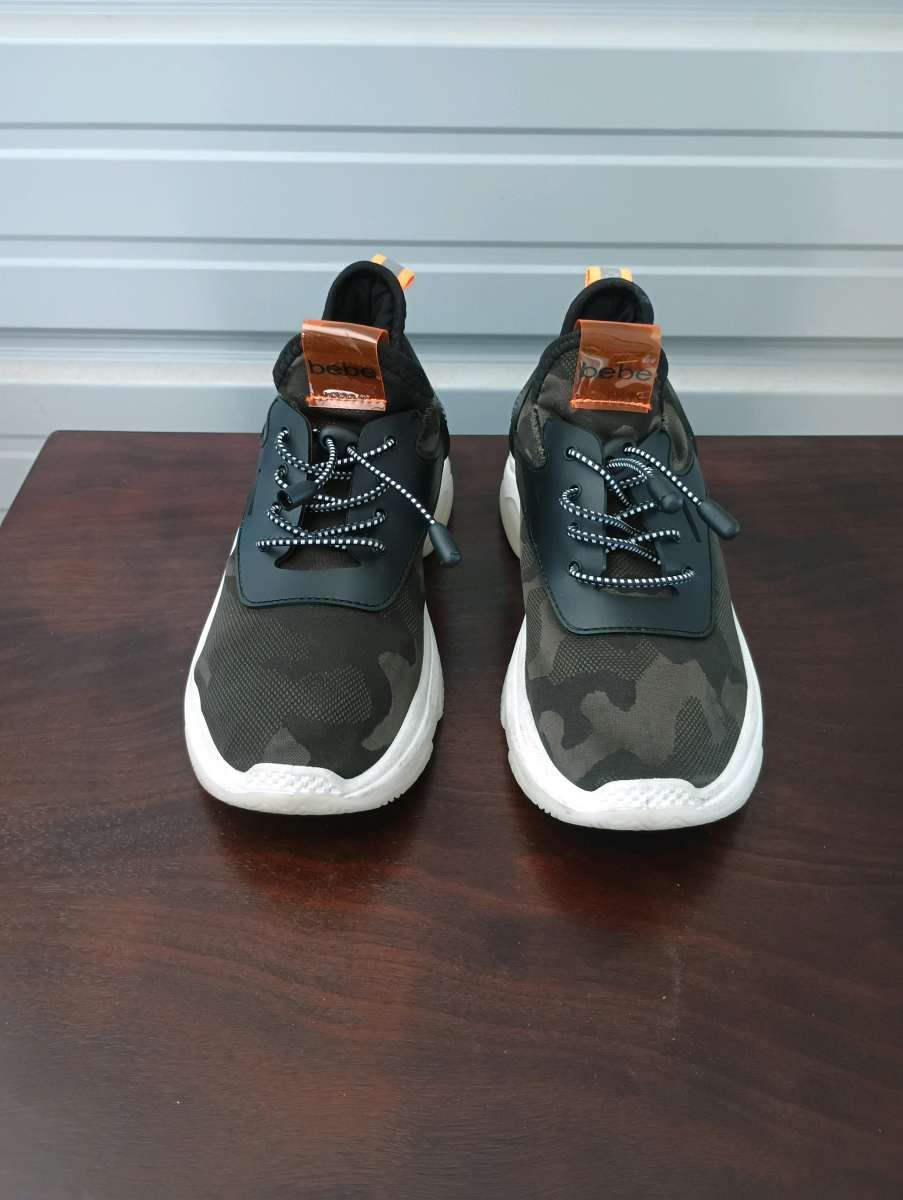 Bebe Sport Keyra Camo lace up Sneaker Size 8
