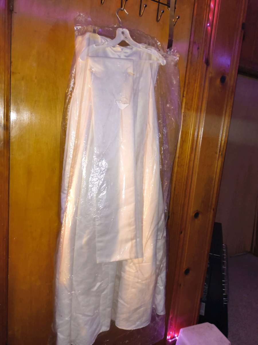 Brand New Wedding Dress and Tiara Veil