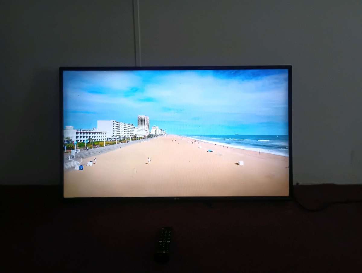 LG  43 Smart Tv  Model 43LM5700PUA