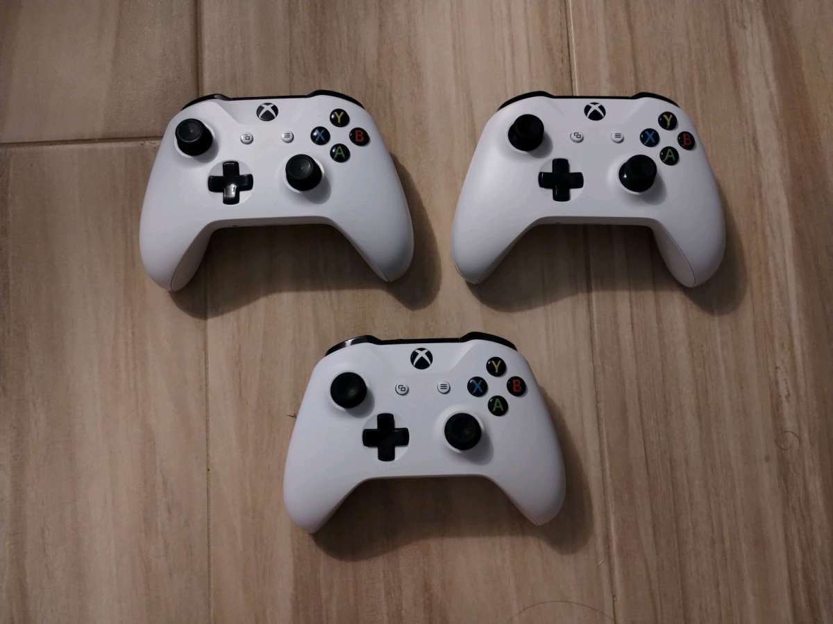 Lot of 3 Xbox One Controllers