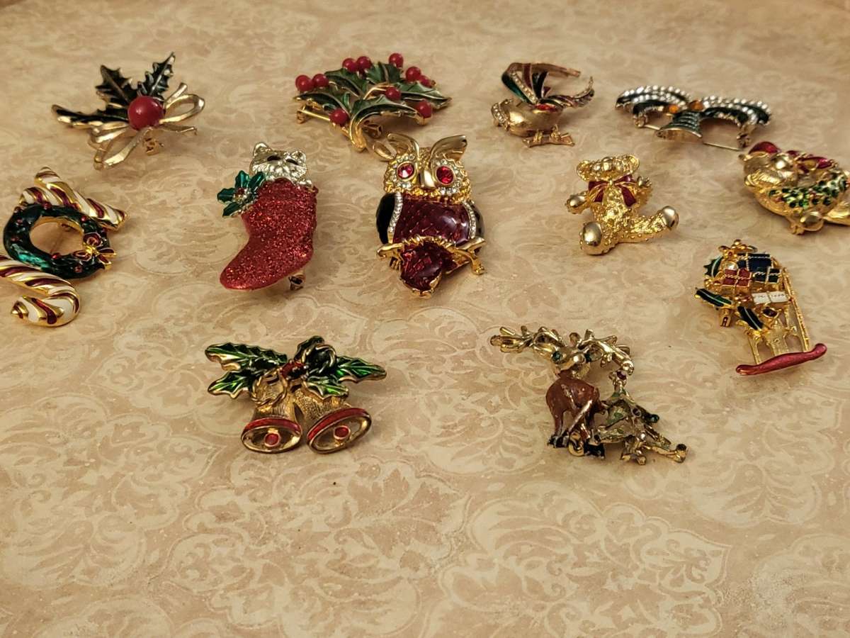 COLLECTION  OF HOLIDAY  BROOCHES