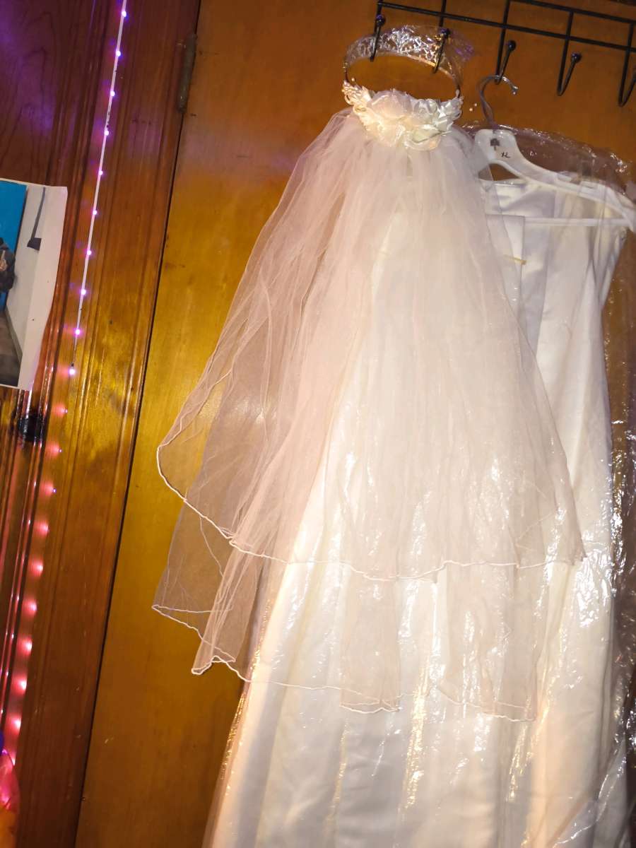 Brand New Wedding Dress and Tiara Veil