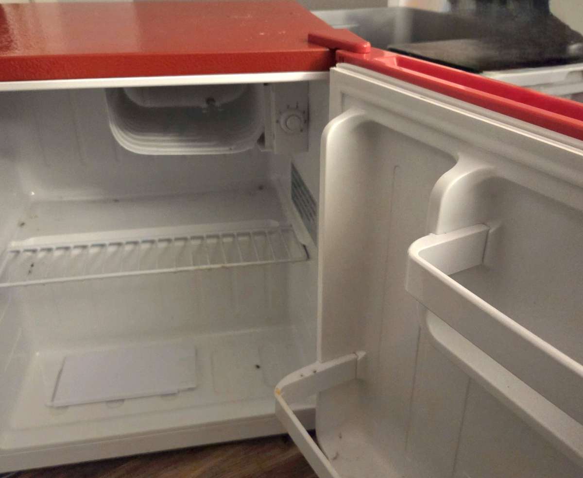 Frigidaire Retro Mini Fridge  16 Cu Ft  Red