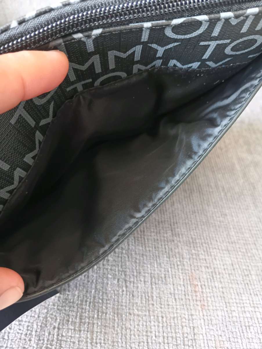 Tommy Hilfiger wristlet Wallet