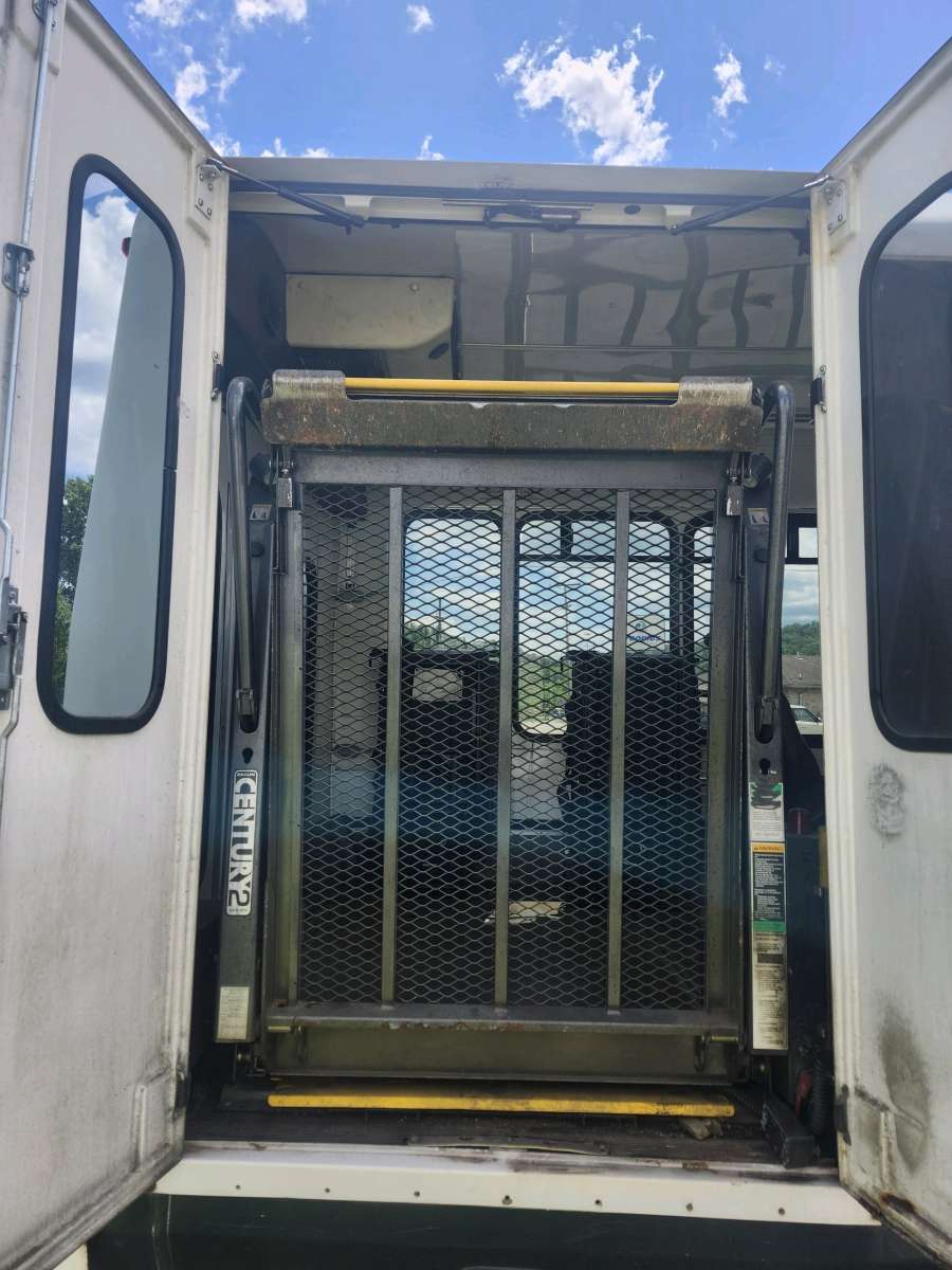 2011 Ford E450 Shuttle Bus
