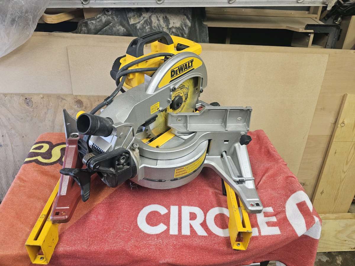 DeWalt 15 amps 12 in Corded DualBevel Compound Miter Saw