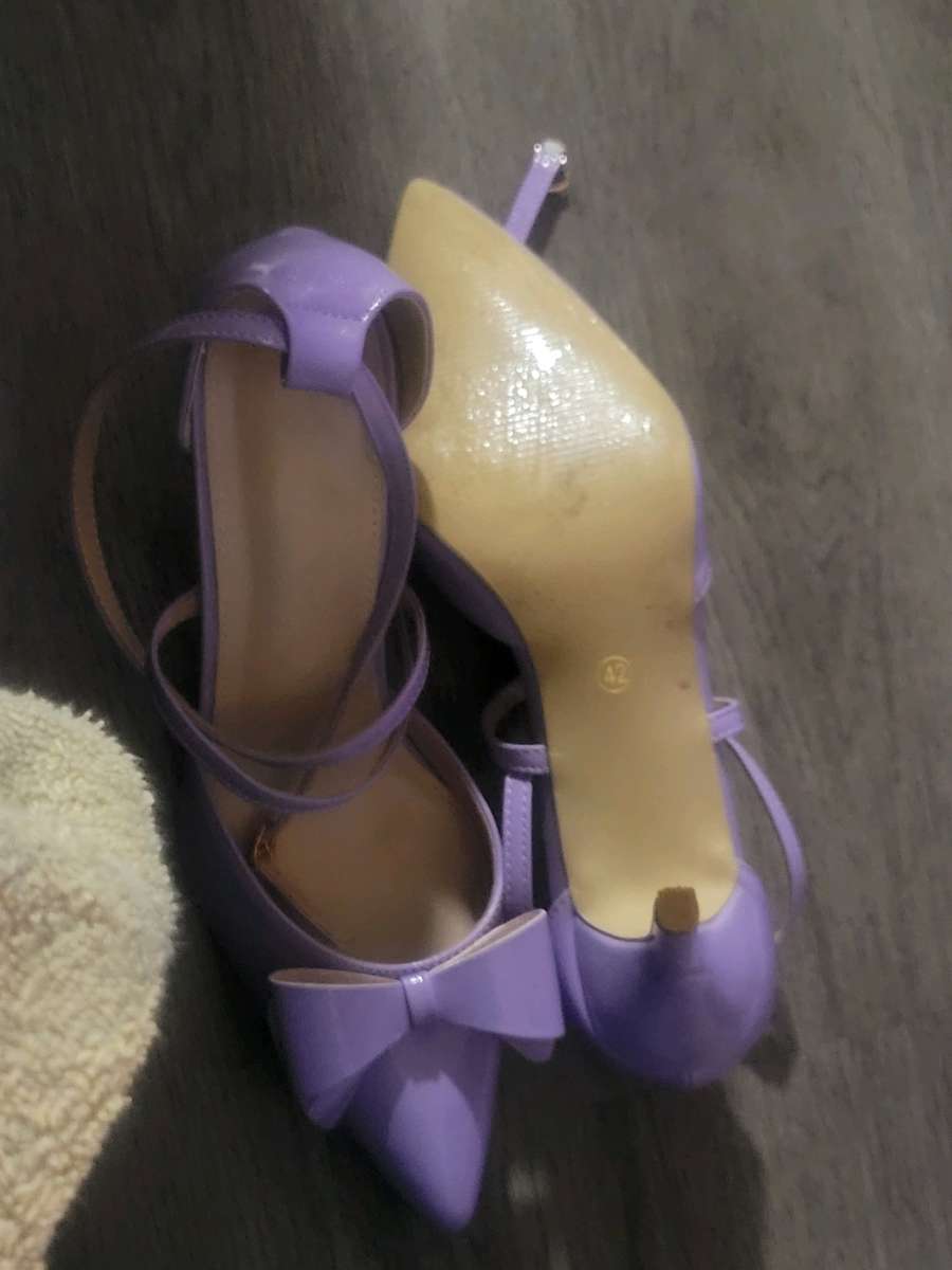Lavender pointed to shoe