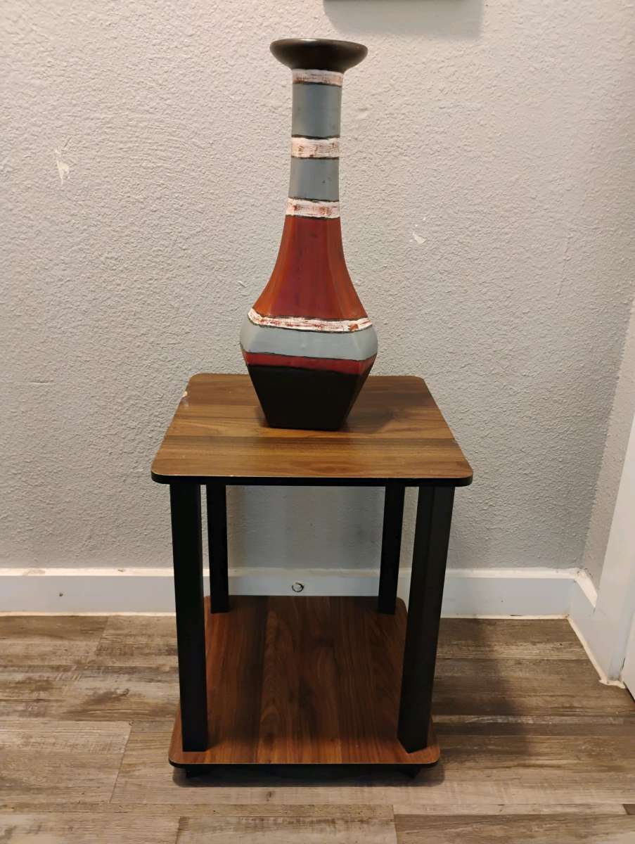 mesita con jarron decorativo