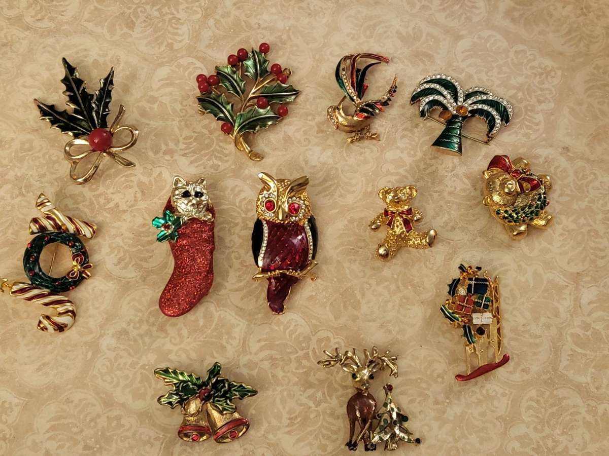 COLLECTION  OF HOLIDAY  BROOCHES