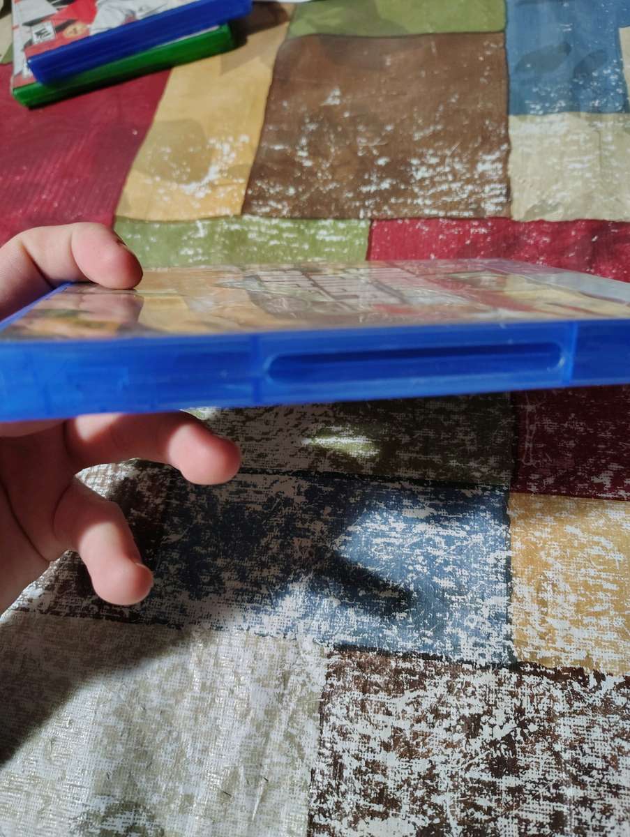 GTA Five PS4 Disc looks brand new still has map