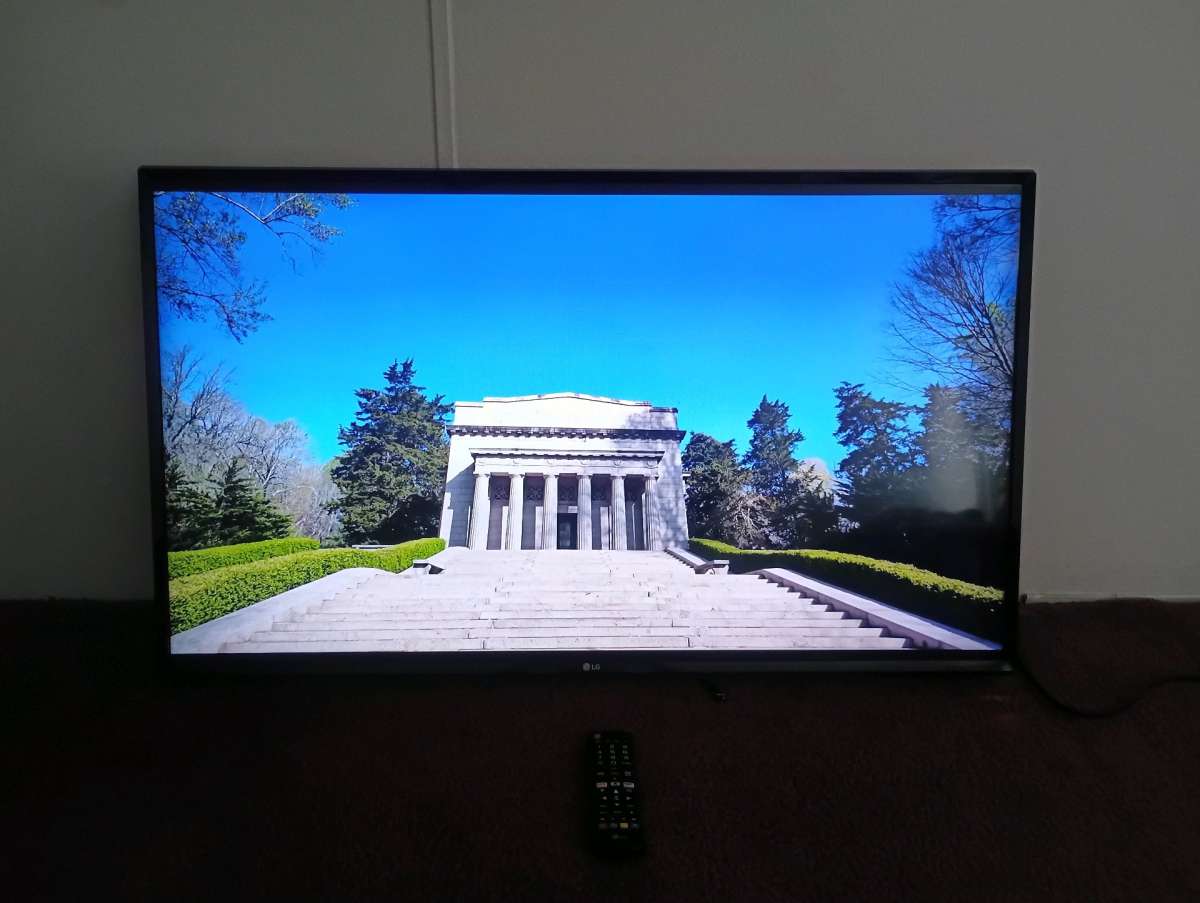 LG  43 Smart Tv  Model 43LM5700PUA