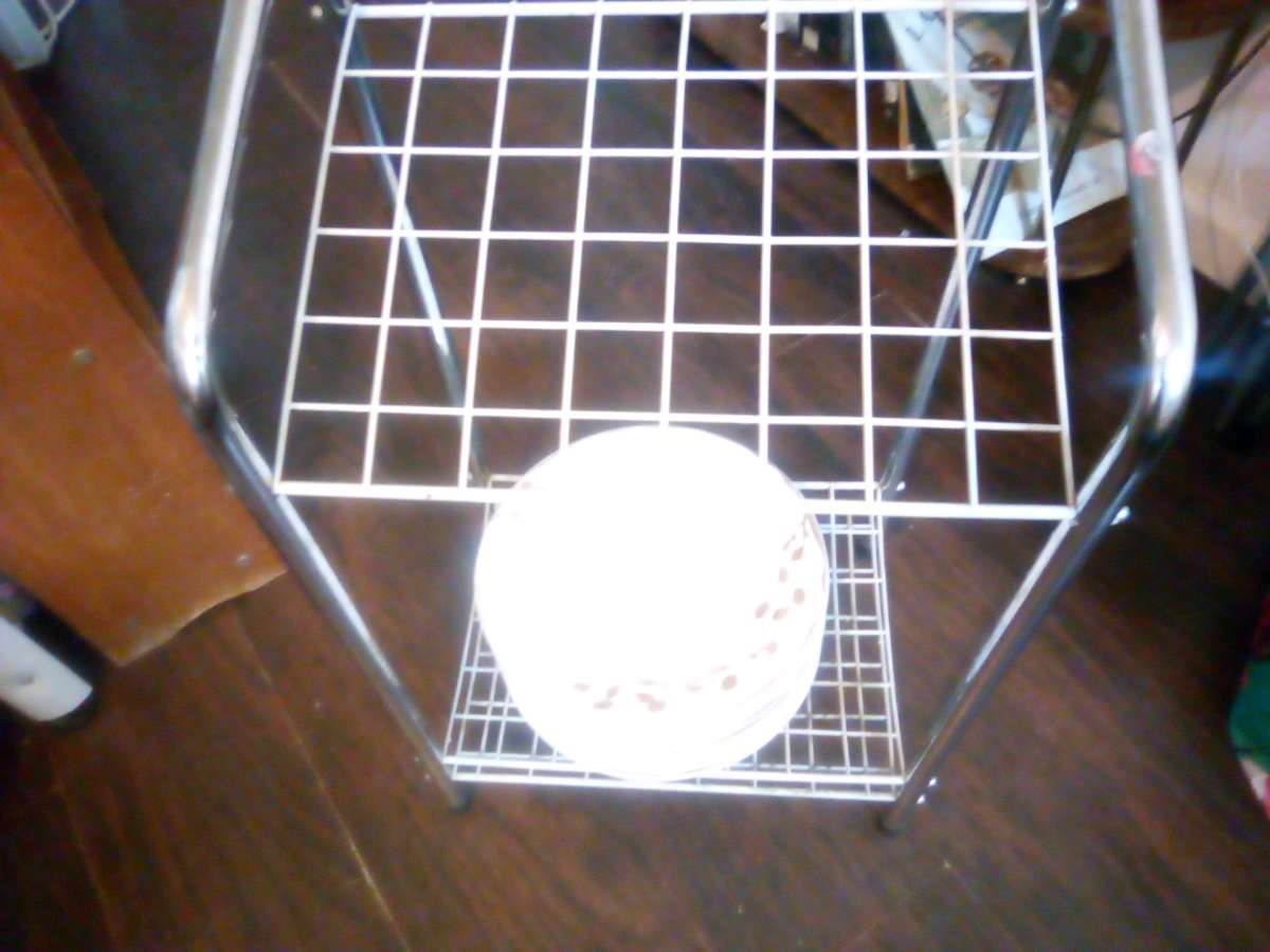 stand to put towels on comes with  kitchen plates