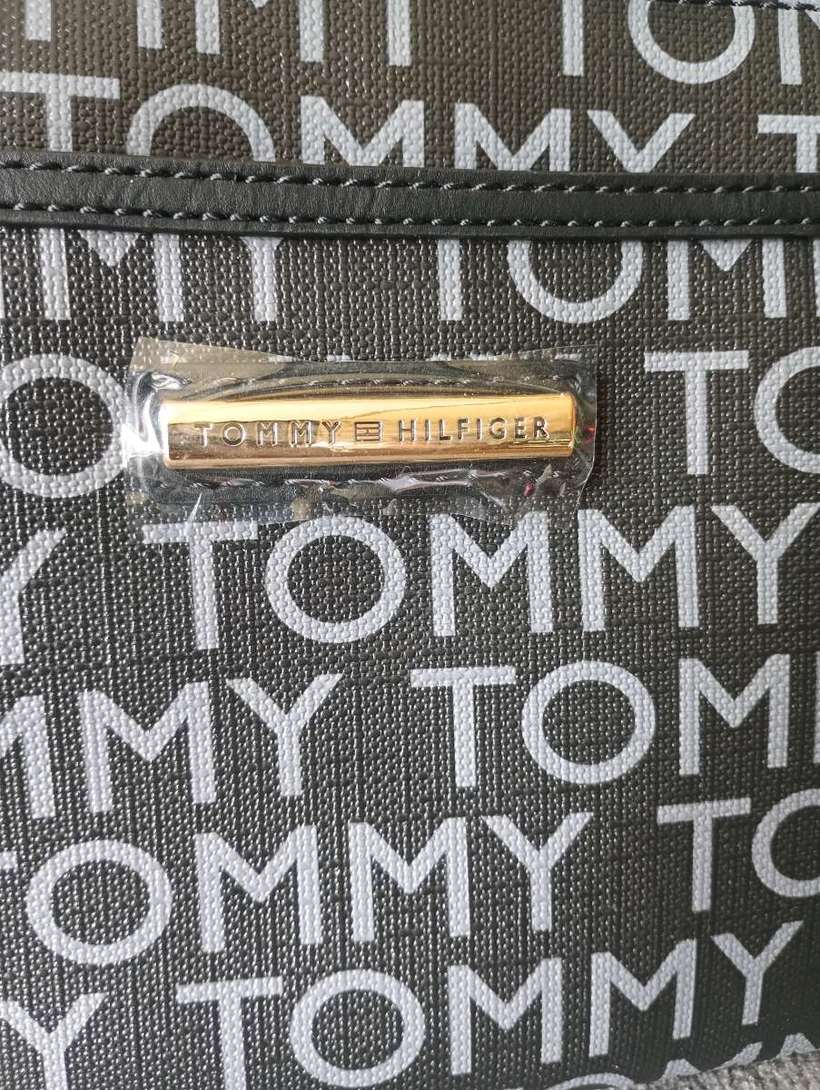 Tommy Hilfiger wristlet Wallet